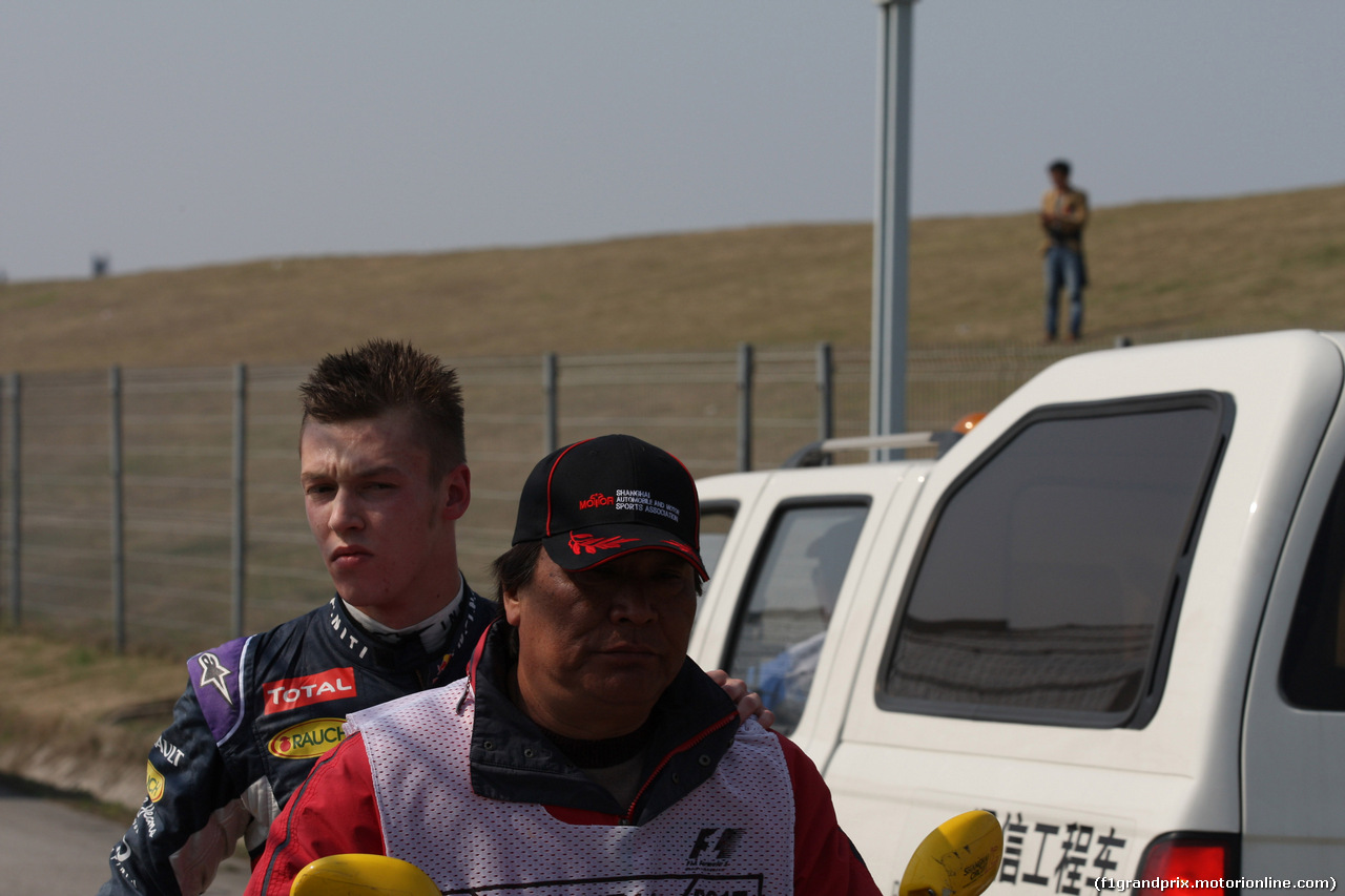 GP CINA, 12.04.2015 - Gara, 12.04.2015 - Gara, Daniil Kvyat (RUS) Red Bull Racing RB11 retires from the race