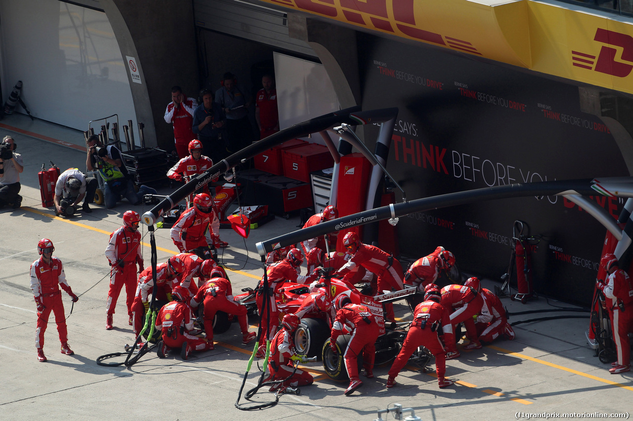 GP CINA, 12.04.2015 - Gara, Pit stop, Sebastian Vettel (GER) Ferrari SF15-T