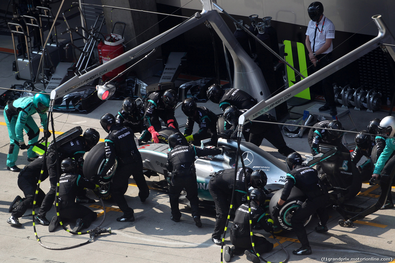 GP CINA, 12.04.2015 - Gara, Pit stop, Lewis Hamilton (GBR) Mercedes AMG F1 W06