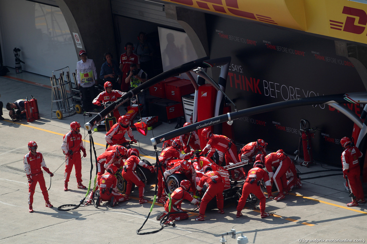 GP CINA, 12.04.2015 - Gara, Pit stop, Kimi Raikkonen (FIN) Ferrari SF15-T