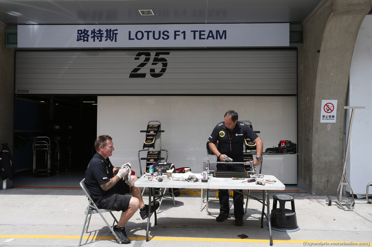 GP CINA, 09.04.2015 - Mechanics Lotus