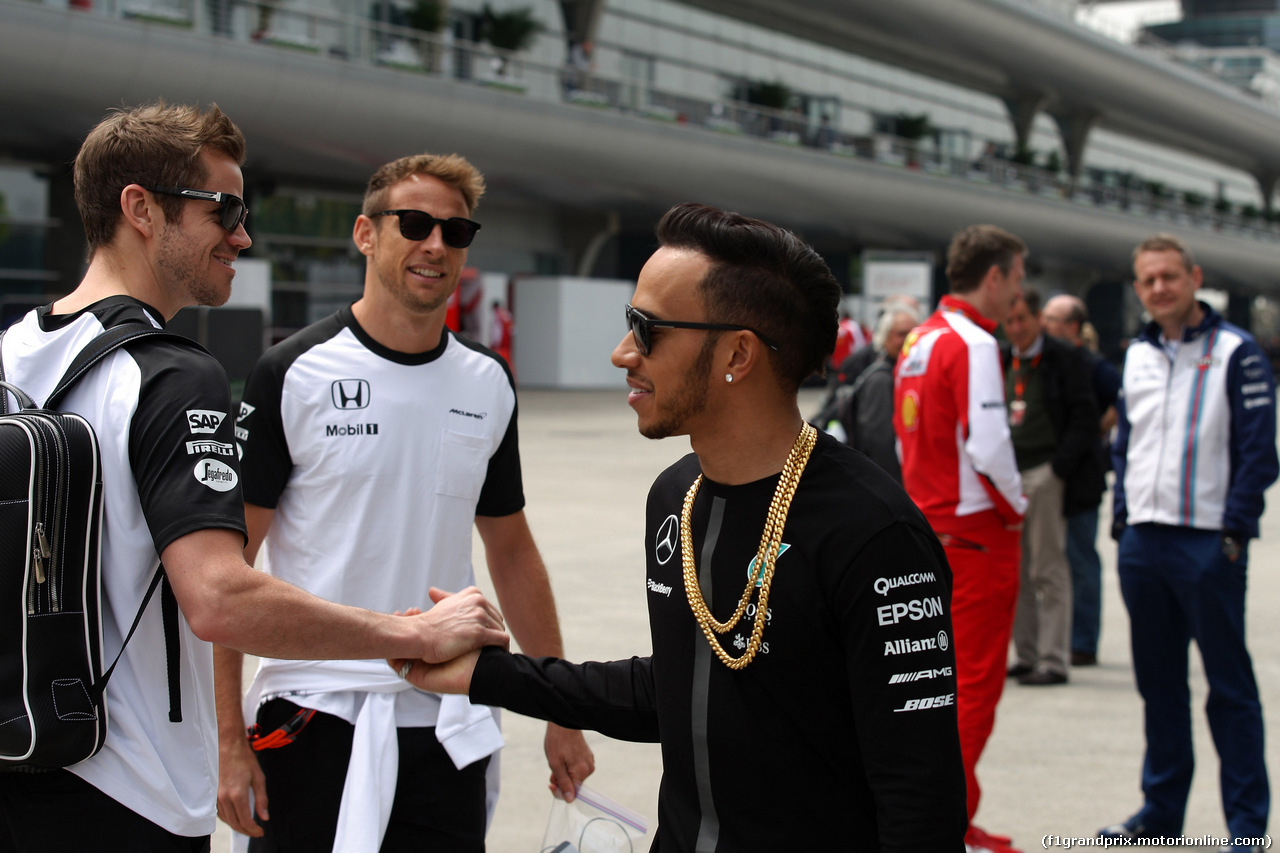 GP CINA, 09.04.2015 - Lewis Hamilton (GBR) Mercedes AMG F1 W06 e Jenson Button (GBR)  McLaren Honda MP4-30.
