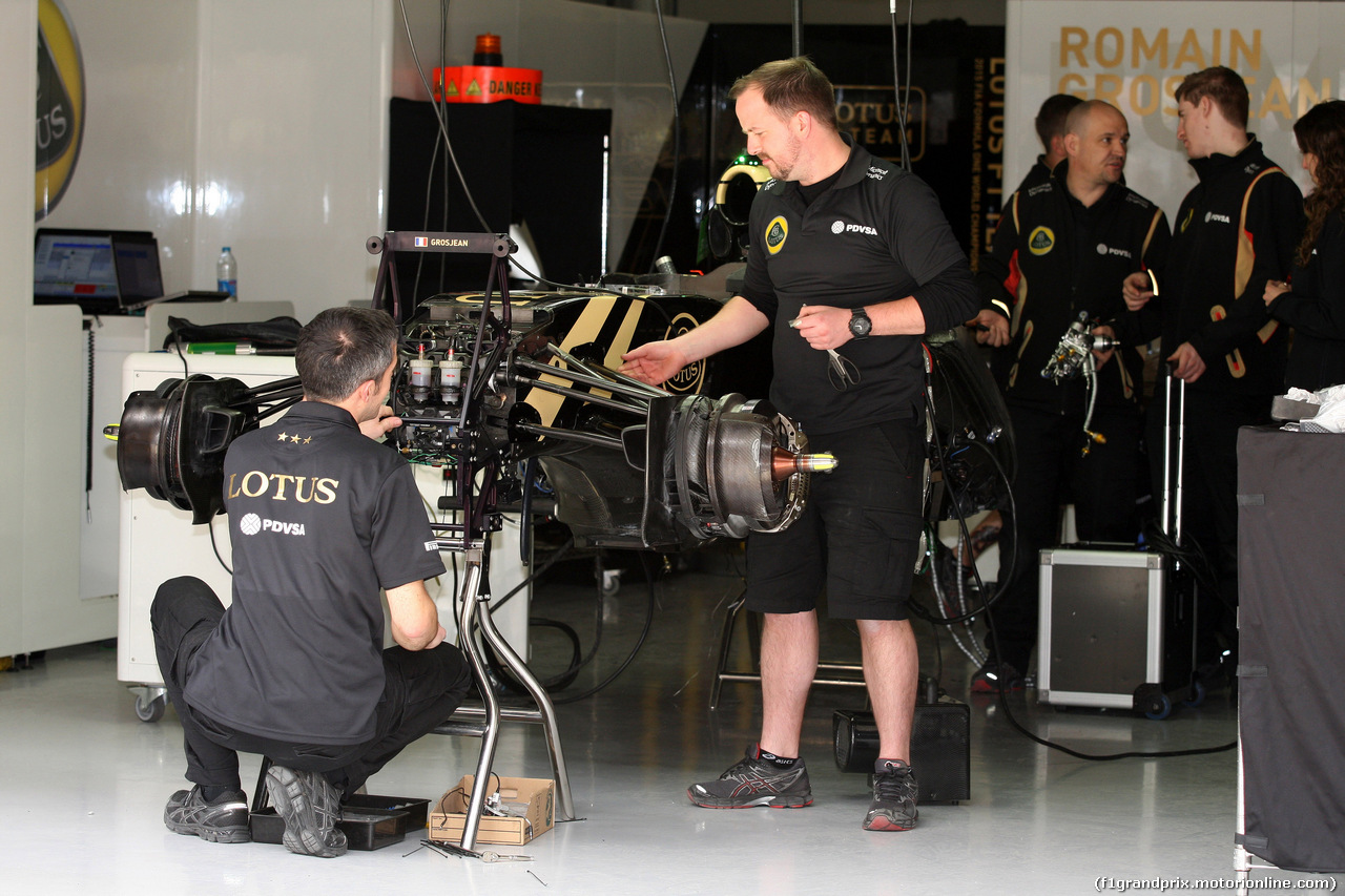 GP CINA, 09.04.2015 - Mechanics Lotus