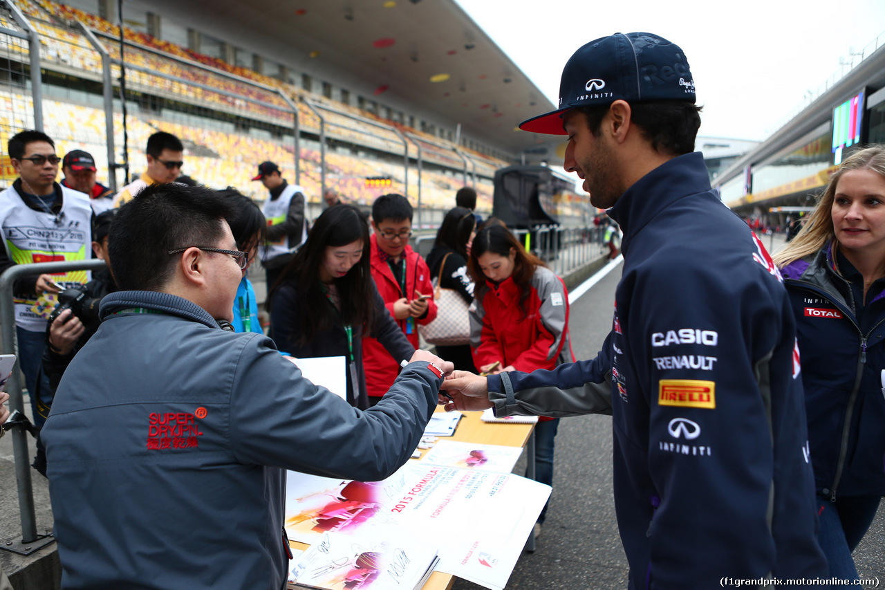 GP CINA, 09.04.2015 - Daniel Ricciardo (AUS) Red Bull Racing RB11
