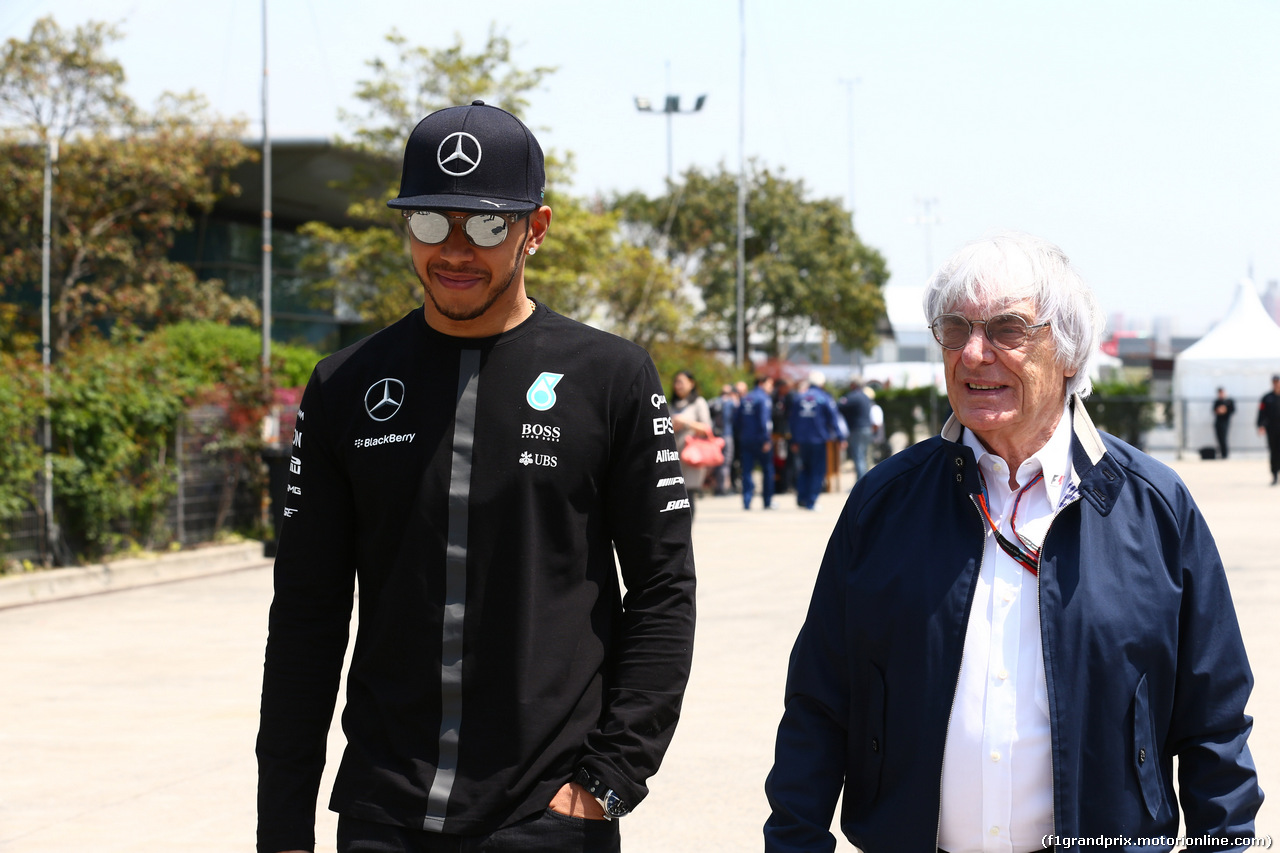GP CINA, 11.04.2015 - Lewis Hamilton (GBR) Mercedes AMG F1 W06 e Bernie Ecclestone (GBR), President e CEO of FOM