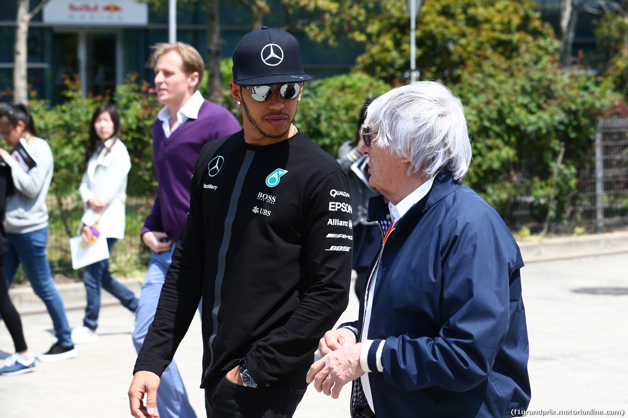 GP CINA, 11.04.2015 - Lewis Hamilton (GBR) Mercedes AMG F1 W06 e Bernie Ecclestone (GBR), President e CEO of FOM