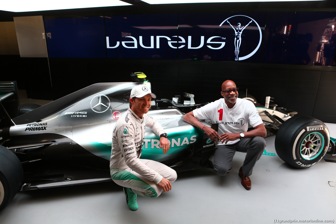 GP CINA, 11.04.2015 - (L to R): Nico Rosberg (GER) Mercedes AMG F1 with Ed Moses (USA) 400m Hurdles Athletics Legend.
