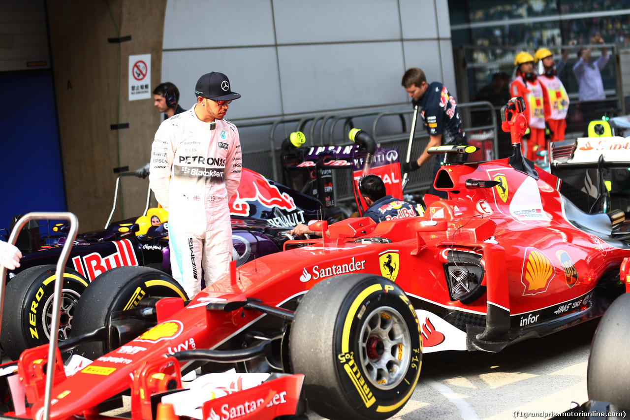 GP CINA, 11.04.2015 - Qualifiche, Lewis Hamilton (GBR) Mercedes AMG F1 W06 pole position