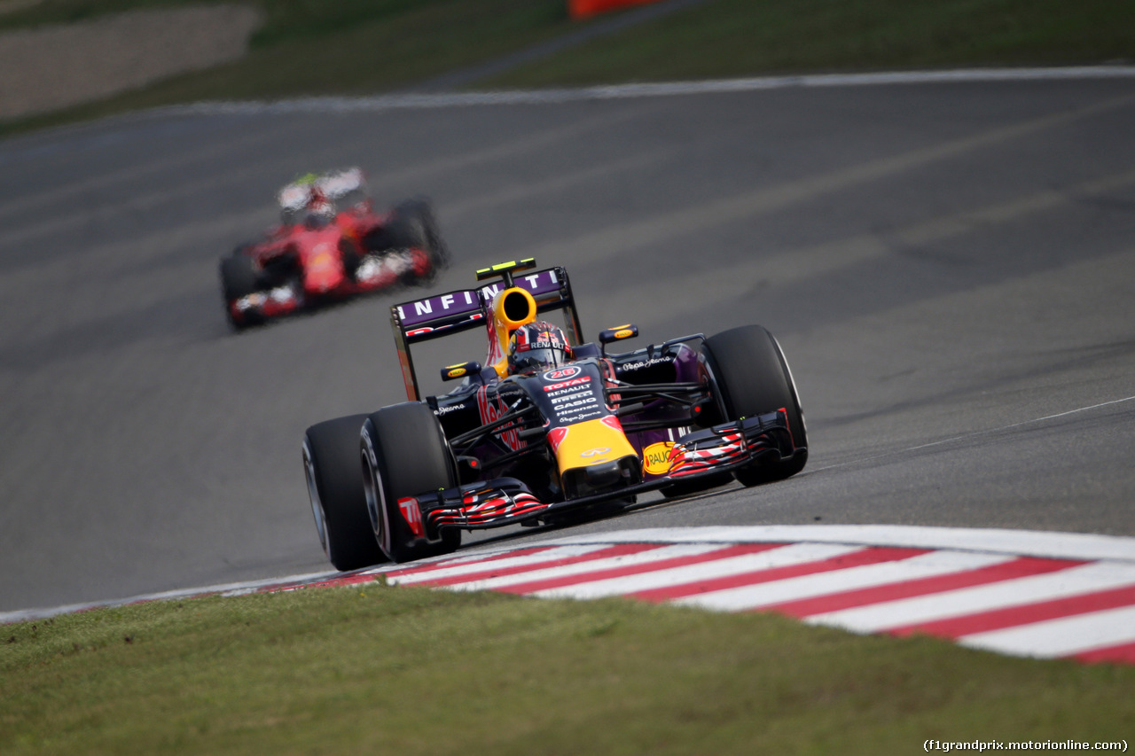 GP CINA, 11.04.2015 - Qualifiche, Daniil Kvyat (RUS) Red Bull Racing RB11 e Kimi Raikkonen (FIN) Ferrari SF15-T