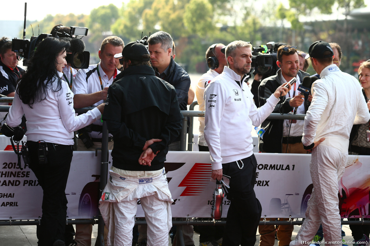 GP CINA, 11.04.2015 - Qualifiche, Fernando Alonso (ESP) McLaren Honda MP4-30 e Jenson Button (GBR)  McLaren Honda MP4-30.
