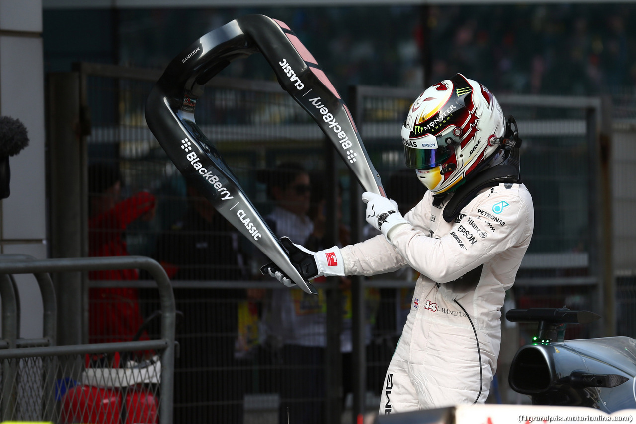 GP CINA, 11.04.2015 - Qualifiche, Lewis Hamilton (GBR) Mercedes AMG F1 W06 pole position