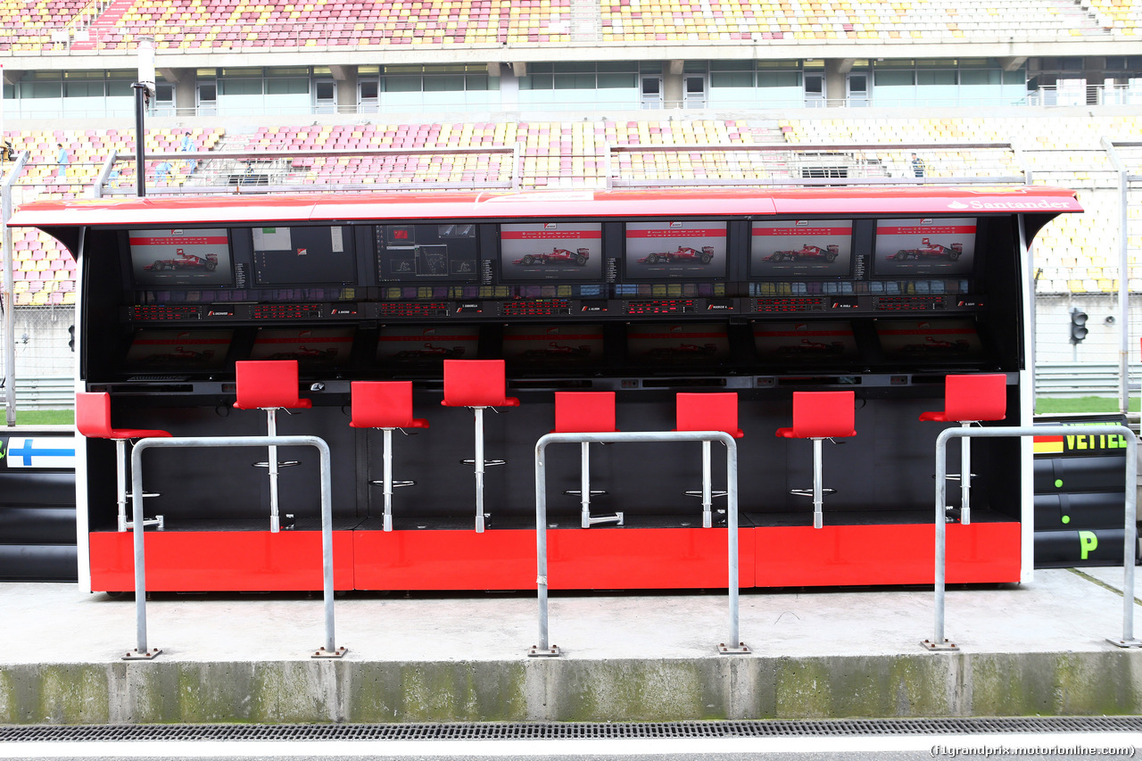 GP CINA, 10.04.2015 - Ferrari pit gantry