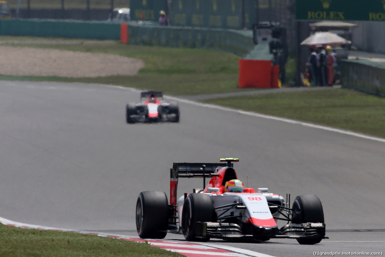 GP CINA, 10.04.2015 - Prove Libere 1, Roberto Merhi (ESP) Manor Marussia F1 Team davanti a William Stevens (GBR) Manor Marussia F1 Team