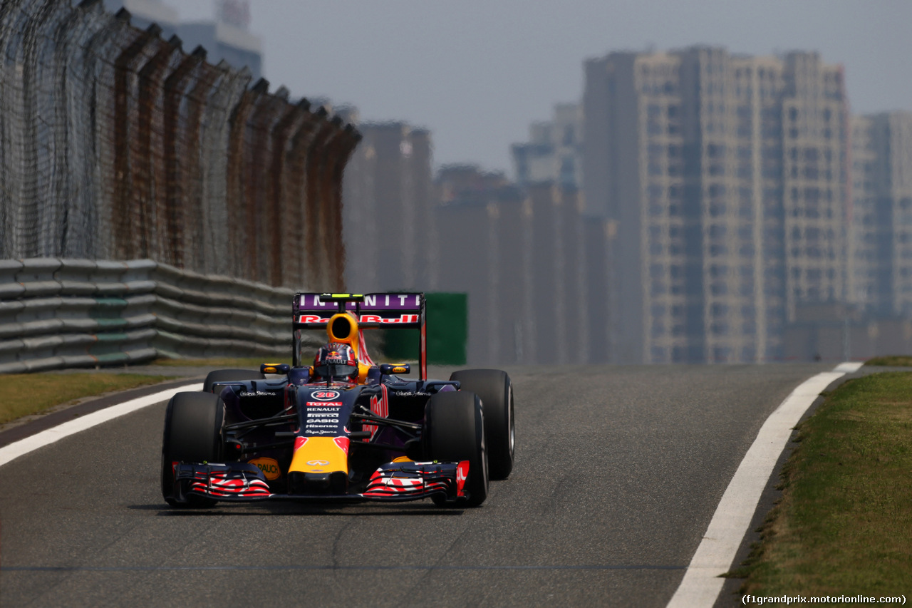 GP CINA, 10.04.2015 - Prove Libere 1, Daniil Kvyat (RUS) Red Bull Racing RB11