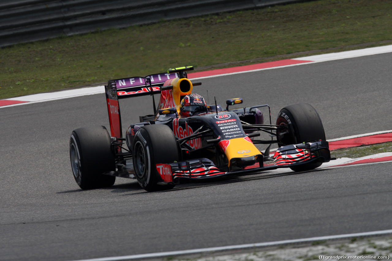 GP CINA, 10.04.2015 - Prove Libere 1, Daniil Kvyat (RUS) Red Bull Racing RB11