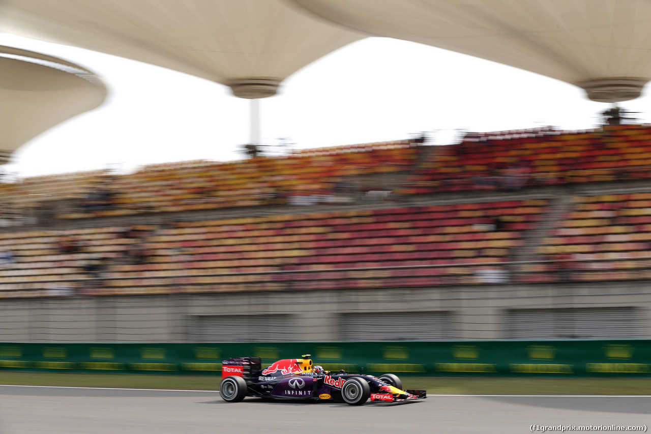 GP CINA, 10.04.2015 - Prove Libere 2, Daniil Kvyat (RUS) Red Bull Racing RB11
