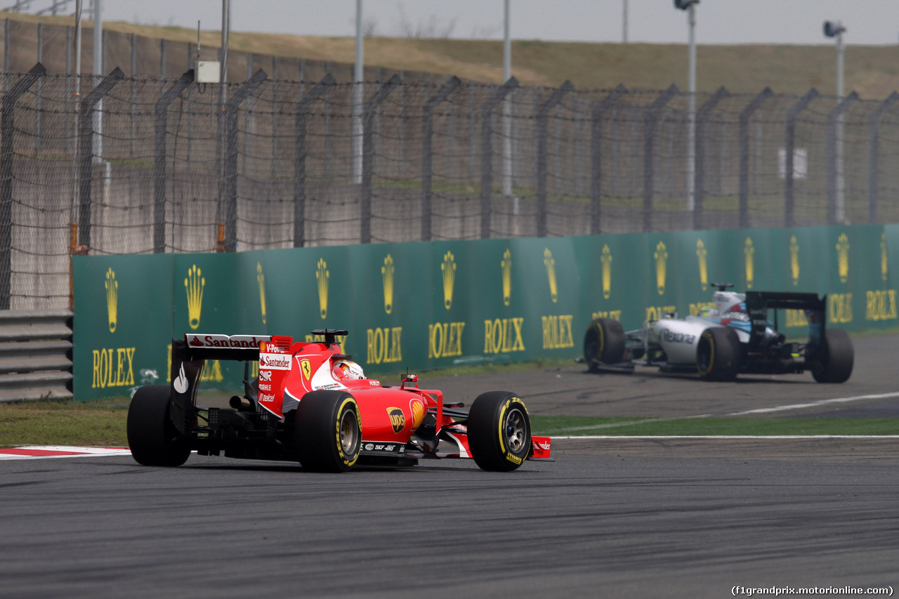 GP CINA, 10.04.2015 - Prove Libere 2, Sebastian Vettel (GER) Ferrari SF15-T pass e Felipe Massa (BRA) Williams F1 Team FW37 Crashed