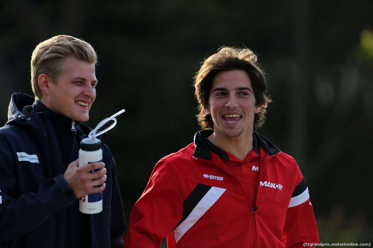 GP CINA, 10.04.2015 - Marcus Ericsson (SUE) Sauber C34 e Roberto Merhi (ESP) Manor Marussia F1 Team