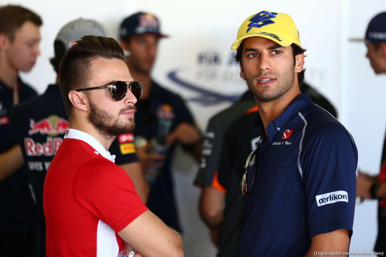 GP GIAPPONE, 27.09.2015 - William Stevens (GBR) Manor Marussia F1 Team e Felipe Nasr (BRA) Sauber C34