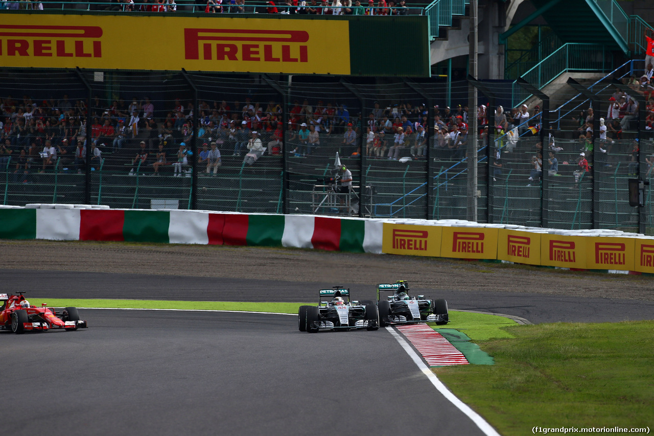 GP GIAPPONE, 27.09.2015 - Gara, Start of the race, Lewis Hamilton (GBR) Mercedes AMG F1 W06 e Nico Rosberg (GER) Mercedes AMG F1 W06