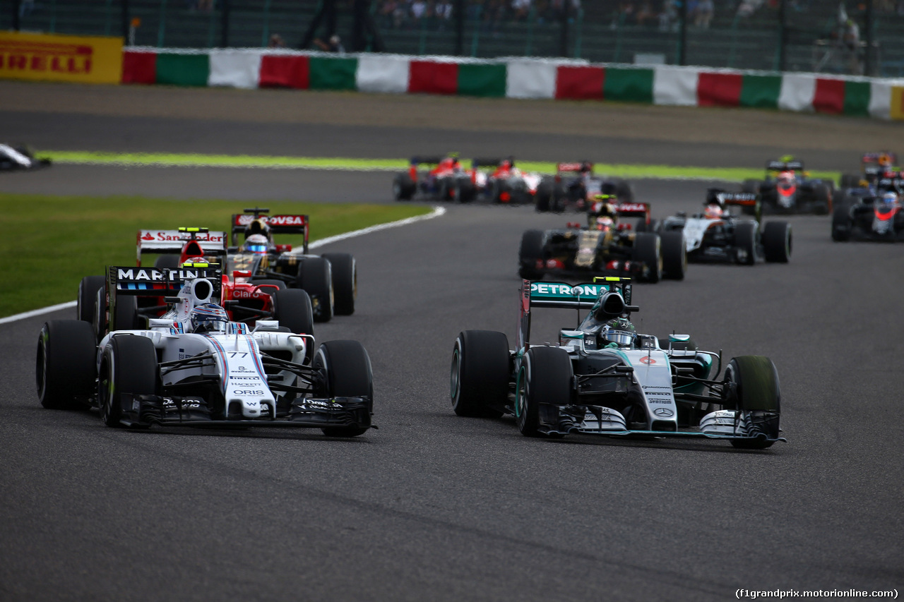GP GIAPPONE, 27.09.2015 - Gara, Start of the race, Valtteri Bottas (FIN) Williams F1 Team FW37 e Nico Rosberg (GER) Mercedes AMG F1 W06