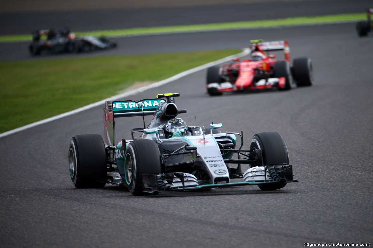 GP GIAPPONE, 27.09.2015 - Gara, Nico Rosberg (GER) Mercedes AMG F1 W06 davanti a Kimi Raikkonen (FIN) Ferrari SF15-T