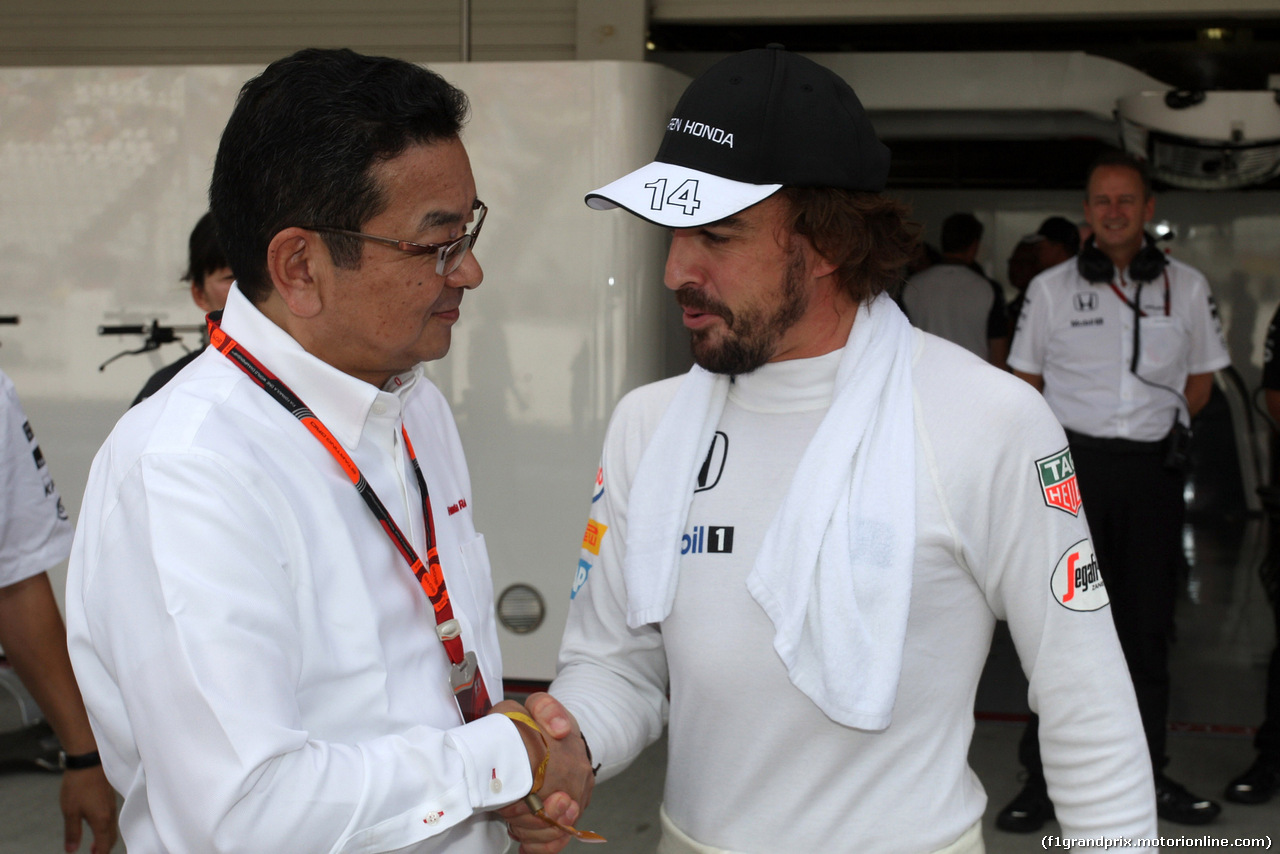 GP GIAPPONE, 27.09.2015 - Gara, Takahiro Hachigo (JPN) Honda CEO e Fernando Alonso (ESP) McLaren Honda MP4-30