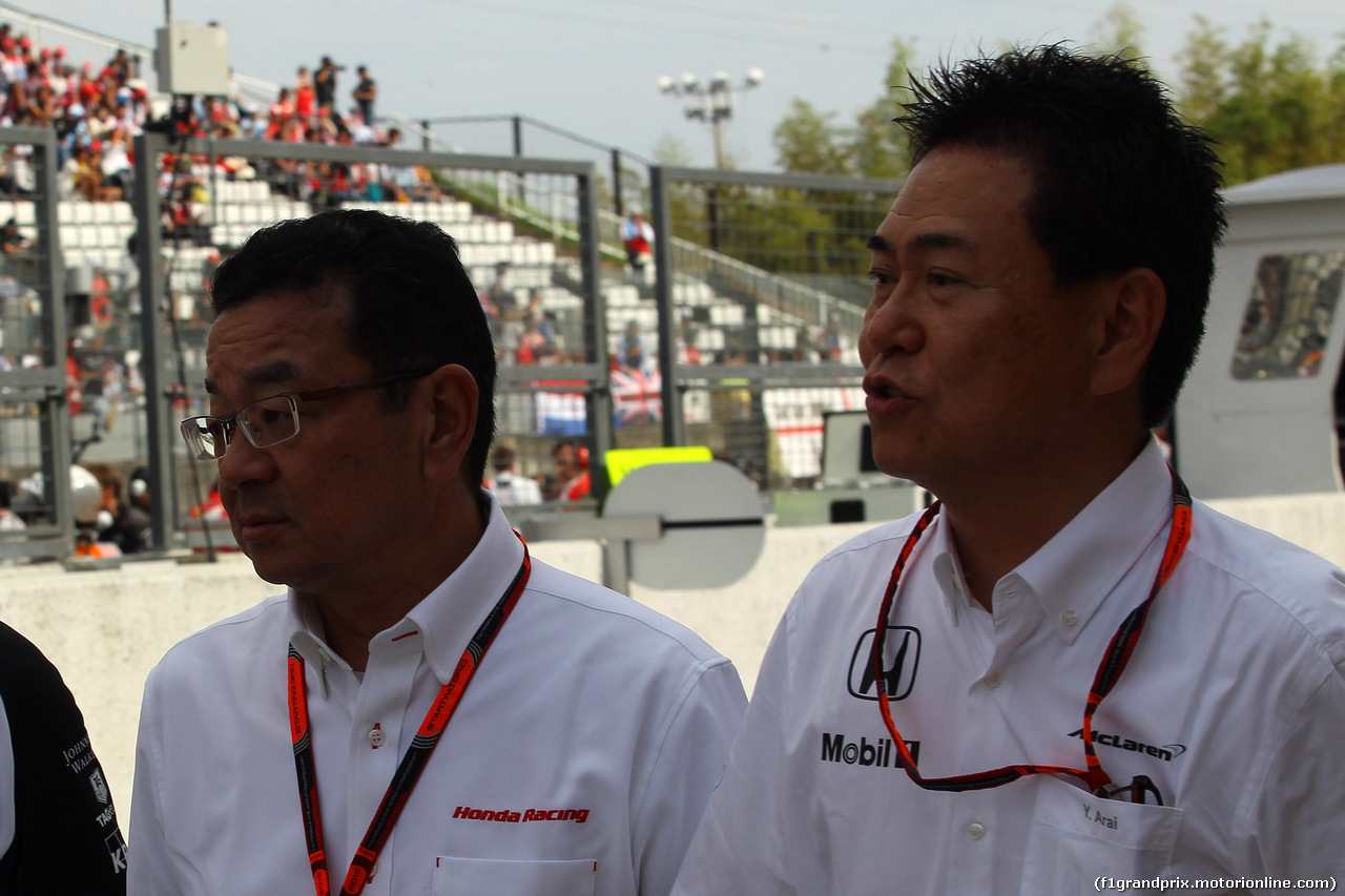 GP GIAPPONE, 27.09.2015 - Gara, (L-R) Takahiro Hachigo (JPN) Honda CEO e Yasuhisa Arai (JPN) Honda Motorsport Chief Officer