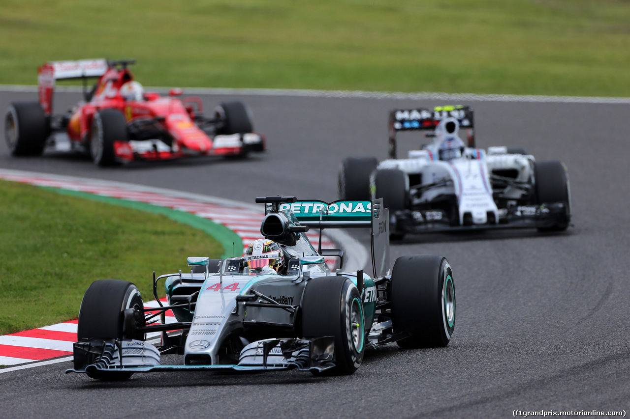 GP GIAPPONE, 27.09.2015 - Gara, Pit stop, Lewis Hamilton (GBR) Mercedes AMG F1 W06 davanti a Valtteri Bottas (FIN) Williams F1 Team FW37