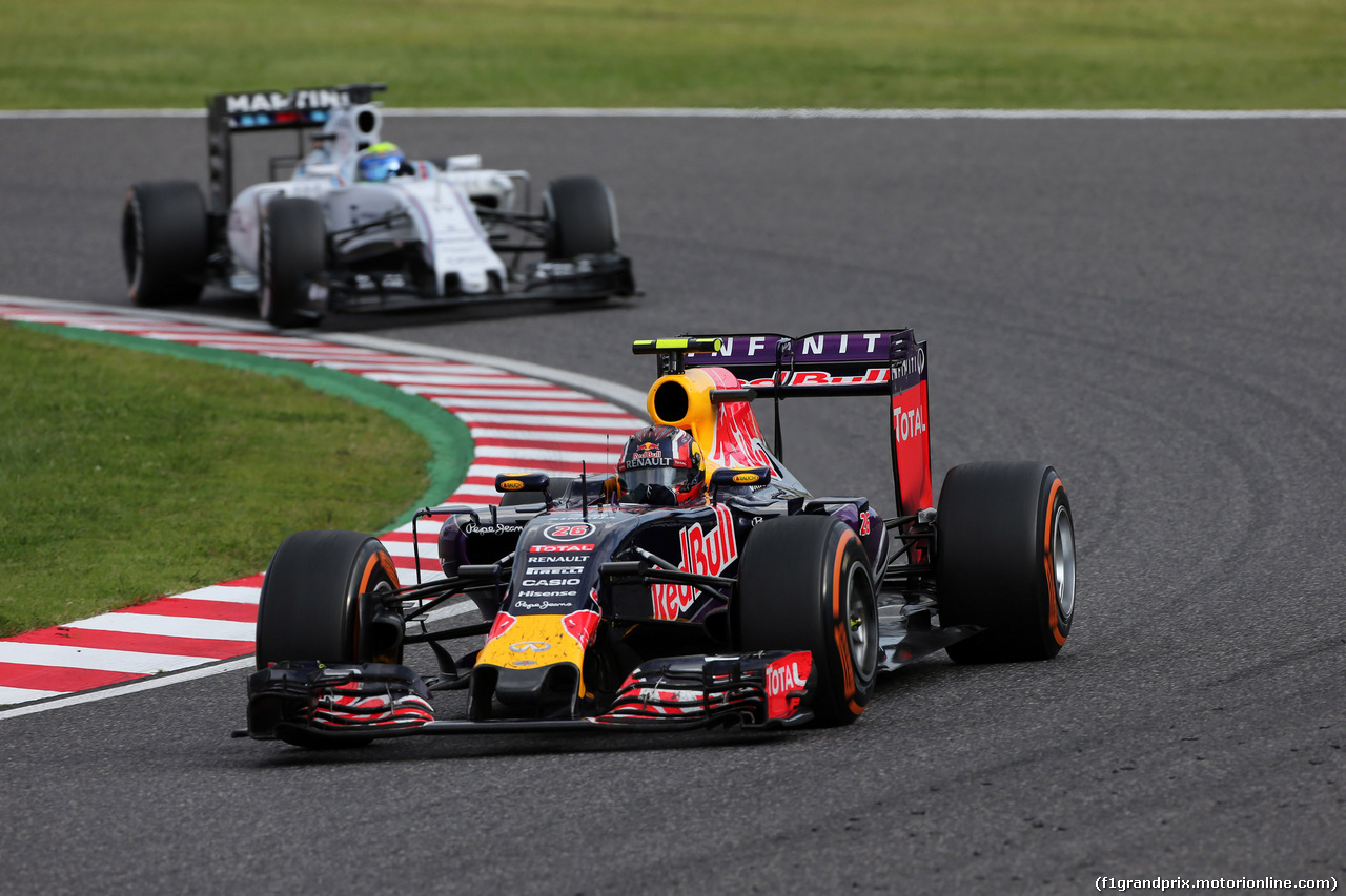 GP GIAPPONE, 27.09.2015 - Gara, Pit stop, Daniil Kvyat (RUS) Red Bull Racing RB11 davanti a Felipe Massa (BRA) Williams F1 Team FW37