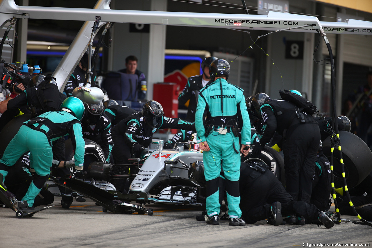 GP GIAPPONE, 27.09.2015 - Gara, Pit stop, Lewis Hamilton (GBR) Mercedes AMG F1 W06