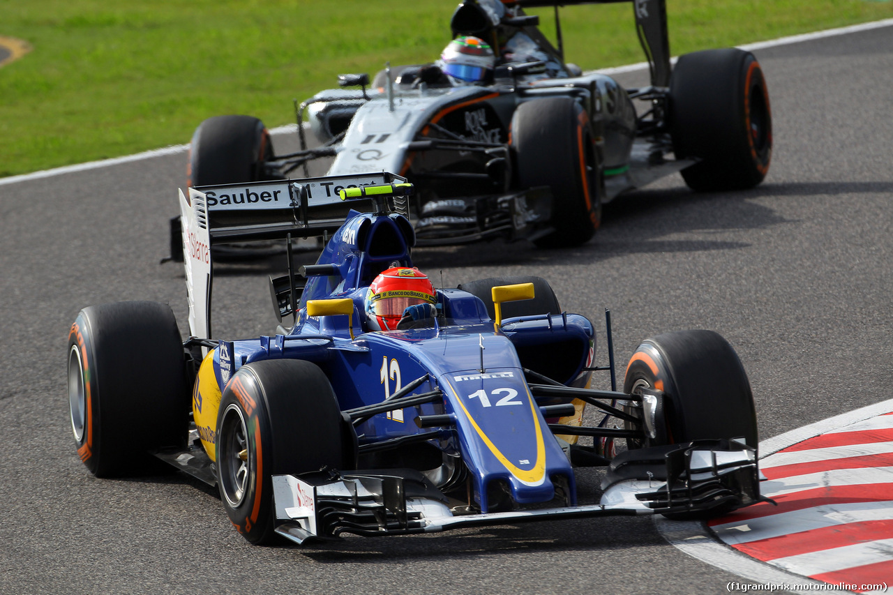 GP GIAPPONE, 27.09.2015 - Gara, Felipe Nasr (BRA) Sauber C34 davanti a Sergio Perez (MEX) Sahara Force India F1 VJM08