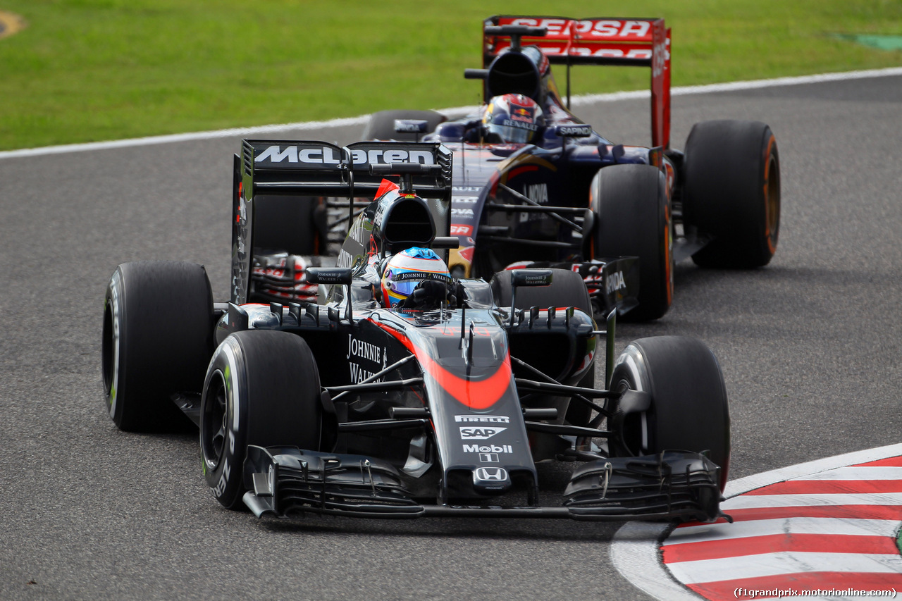 GP GIAPPONE, 27.09.2015 - Gara, Fernando Alonso (ESP) McLaren Honda MP4-30 davanti a Max Verstappen (NED) Scuderia Toro Rosso STR10