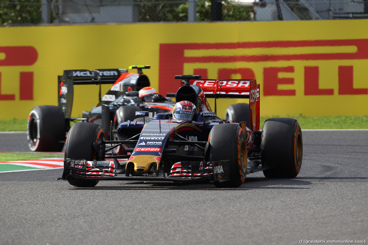 GP GIAPPONE, 27.09.2015 - Gara, Max Verstappen (NED) Scuderia Toro Rosso STR10 davanti a Jenson Button (GBR)  McLaren Honda MP4-30.
