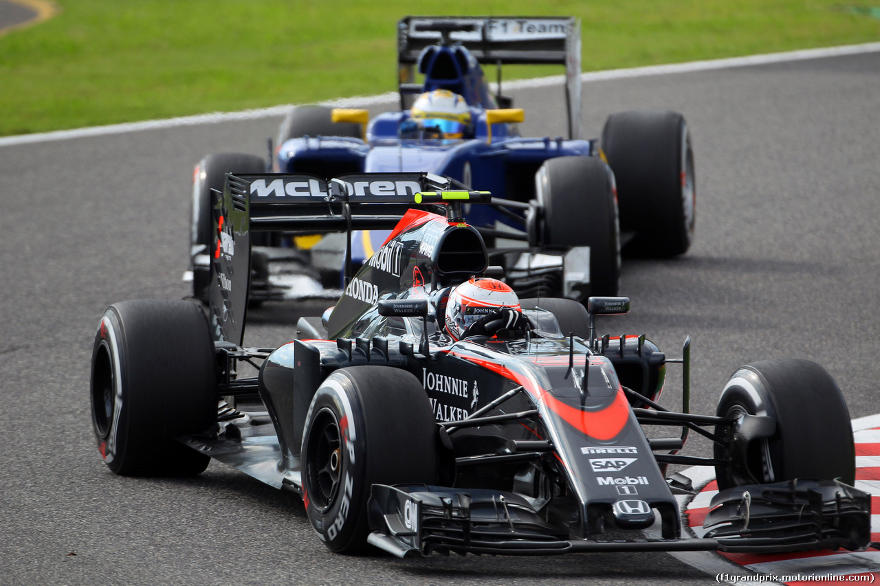 GP GIAPPONE, 27.09.2015 - Gara, Jenson Button (GBR)  McLaren Honda MP4-30. davanti a Marcus Ericsson (SUE) Sauber C34