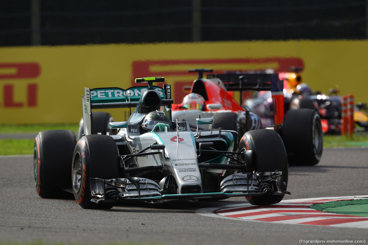 GP GIAPPONE, 27.09.2015 - Gara, Nico Rosberg (GER) Mercedes AMG F1 W06 davanti a Sebastian Vettel (GER) Ferrari SF15-T