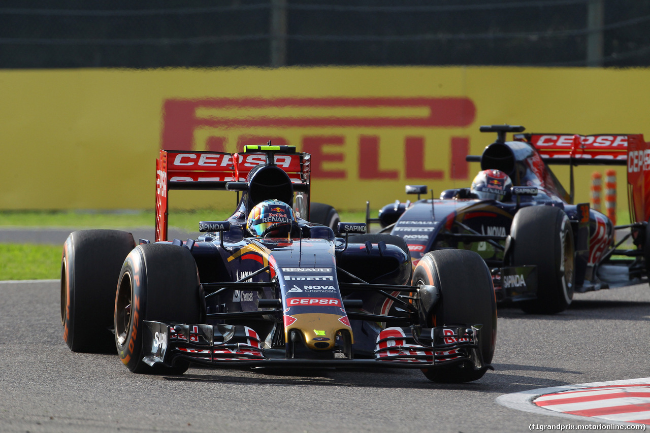 GP GIAPPONE, 27.09.2015 - Gara, Carlos Sainz Jr (ESP) Scuderia Toro Rosso STR10 davanti a Max Verstappen (NED) Scuderia Toro Rosso STR10