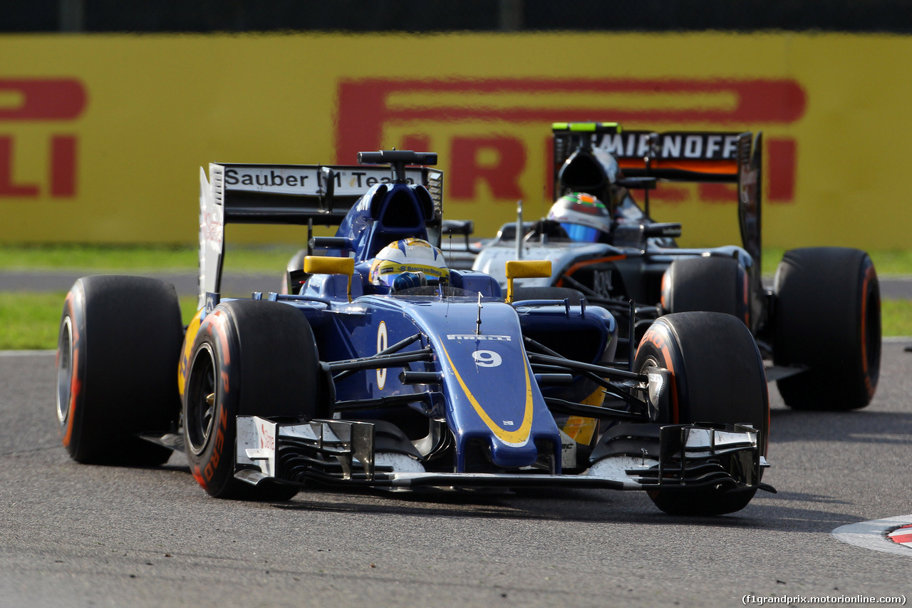 GP GIAPPONE, 27.09.2015 - Gara, Marcus Ericsson (SUE) Sauber C34 e Sergio Perez (MEX) Sahara Force India F1 VJM08