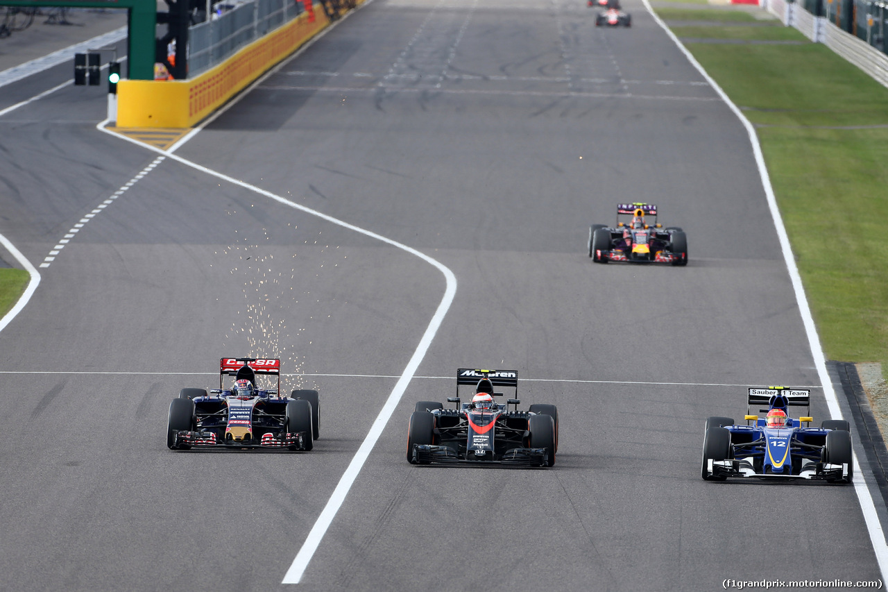 GP GIAPPONE, 27.09.2015 - Gara, Max Verstappen (NED) Scuderia Toro Rosso STR10, Jenson Button (GBR)  McLaren Honda MP4-30. e Felipe Nasr (BRA) Sauber C34