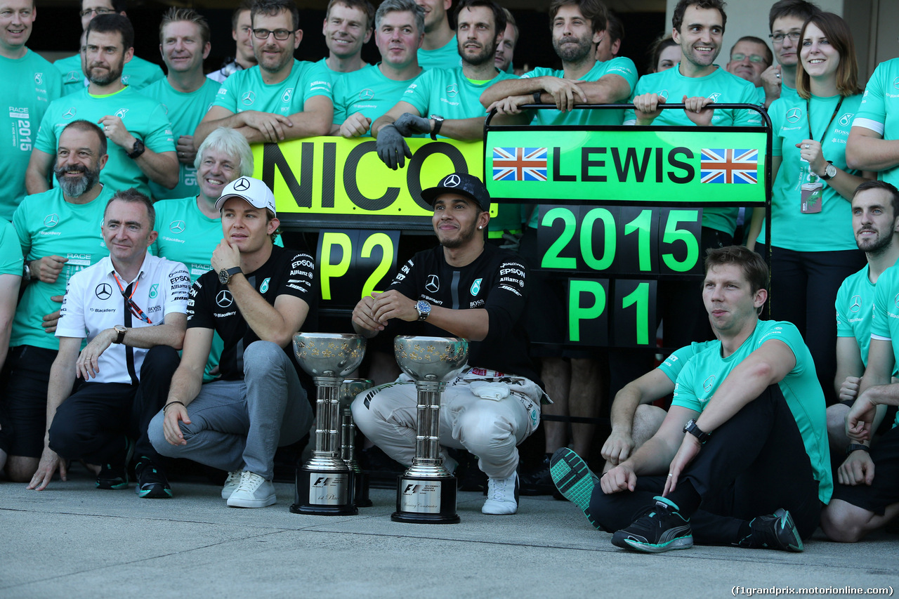 GP GIAPPONE, 27.09.2015 - Gara, Festeggiamenti, Lewis Hamilton (GBR) Mercedes AMG F1 W06 vincitore e secondo Nico Rosberg (GER) Mercedes AMG F1 W06