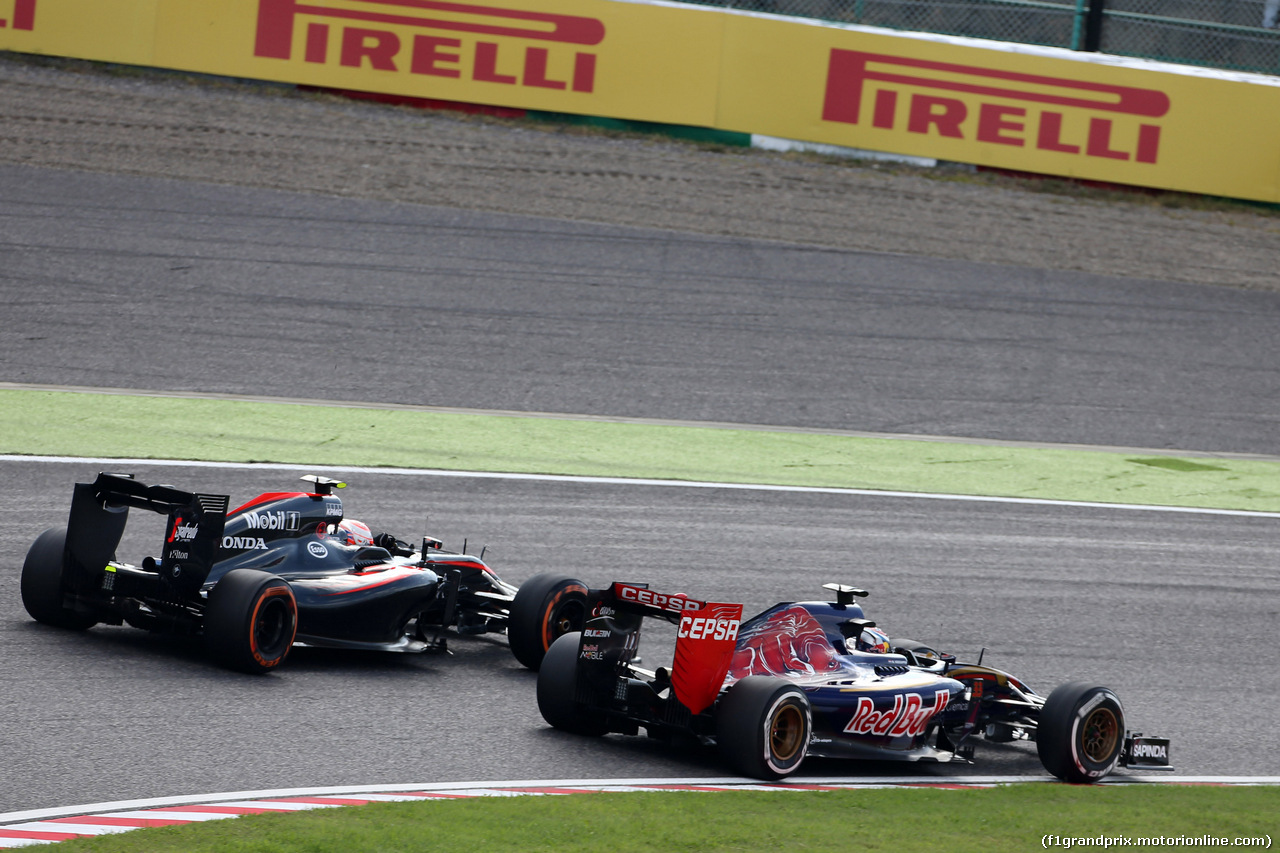 GP GIAPPONE, 27.09.2015 - Gara, Jenson Button (GBR)  McLaren Honda MP4-30. e Max Verstappen (NED) Scuderia Toro Rosso STR10