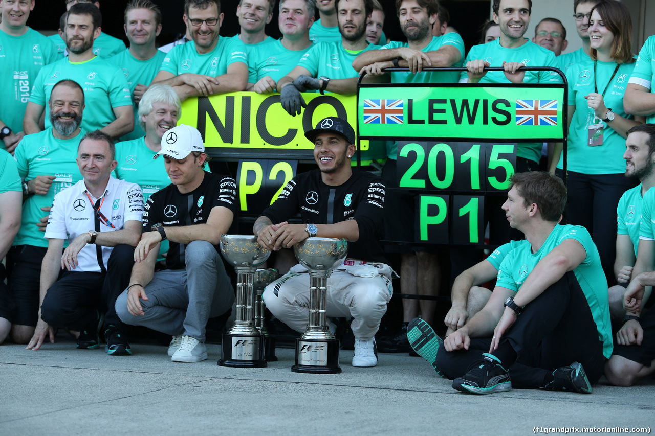 GP GIAPPONE, 27.09.2015 - Gara, Festeggiamenti, Lewis Hamilton (GBR) Mercedes AMG F1 W06 vincitore e secondo Nico Rosberg (GER) Mercedes AMG F1 W06