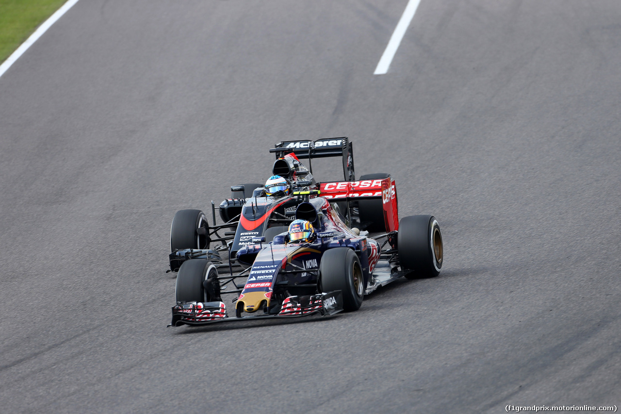 GP GIAPPONE, 27.09.2015 - Gara, Carlos Sainz Jr (ESP) Scuderia Toro Rosso STR10 e Fernando Alonso (ESP) McLaren Honda MP4-30