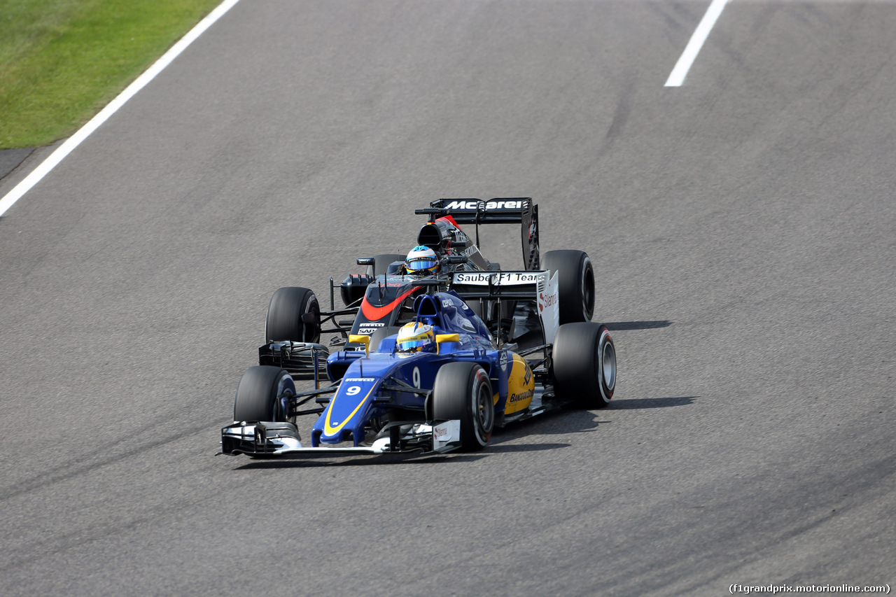 GP GIAPPONE, 27.09.2015 - Gara, Marcus Ericsson (SUE) Sauber C34 e Fernando Alonso (ESP) McLaren Honda MP4-30