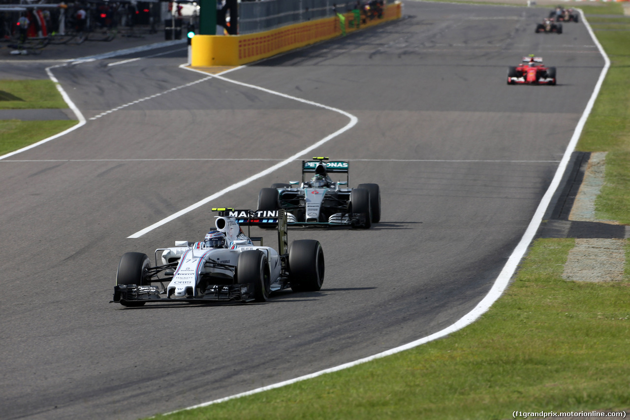 GP GIAPPONE, 27.09.2015 - Gara, Valtteri Bottas (FIN) Williams F1 Team FW37 e Nico Rosberg (GER) Mercedes AMG F1 W06