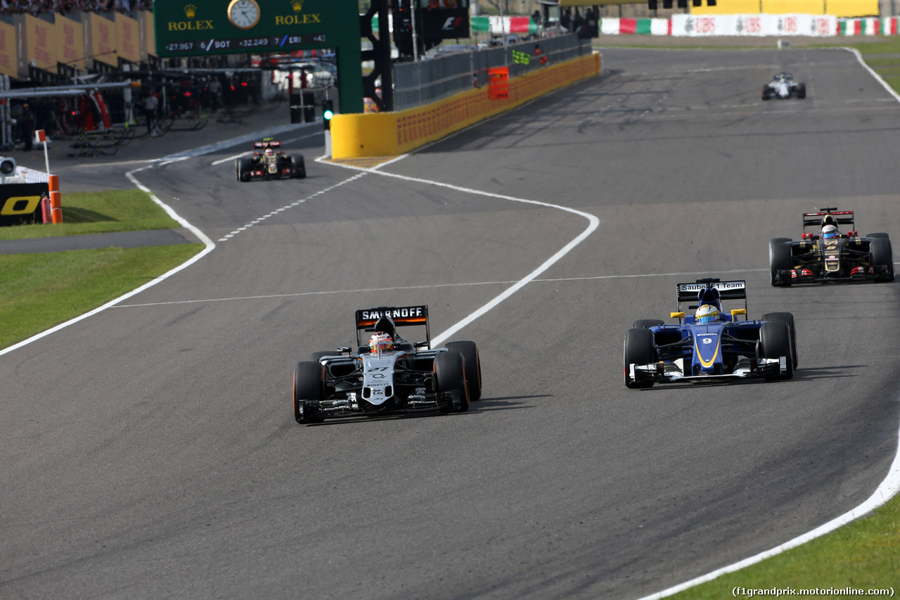 GP GIAPPONE, 27.09.2015 - Gara, Nico Hulkenberg (GER) Sahara Force India F1 VJM08 e Marcus Ericsson (SUE) Sauber C34