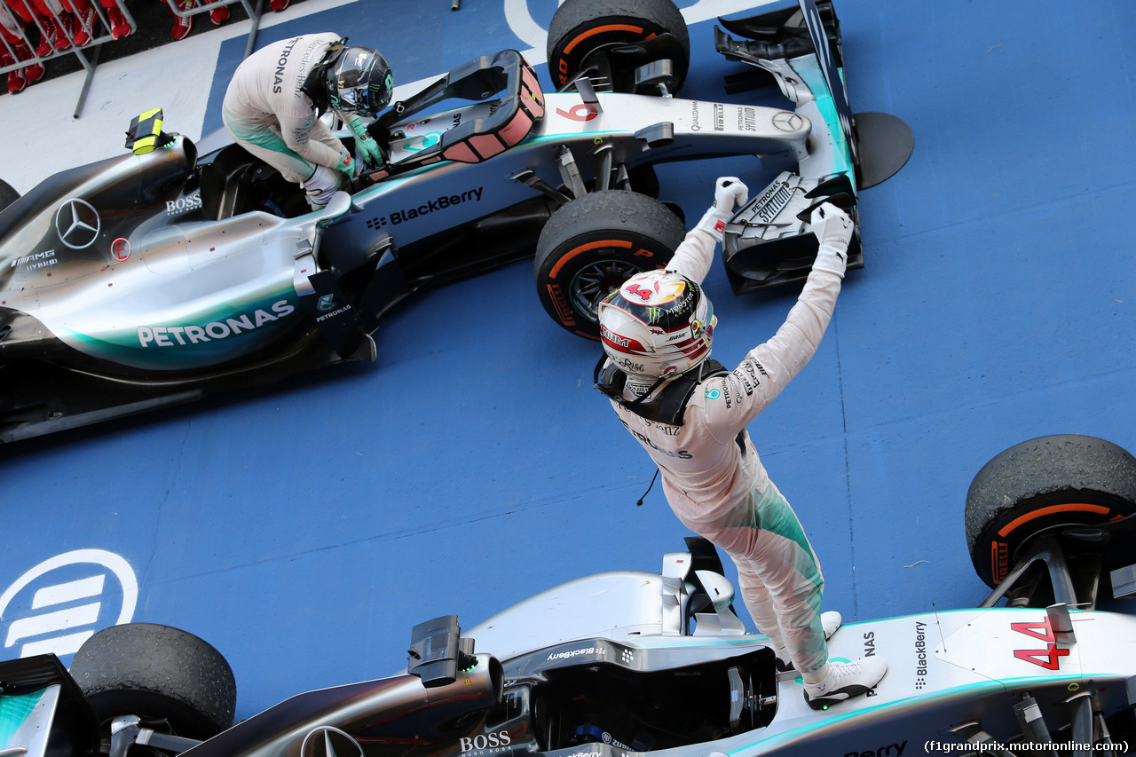 GP GIAPPONE, 27.09.2015 - Gara, Lewis Hamilton (GBR) Mercedes AMG F1 W06 vincitore e secondo Nico Rosberg (GER) Mercedes AMG F1 W06