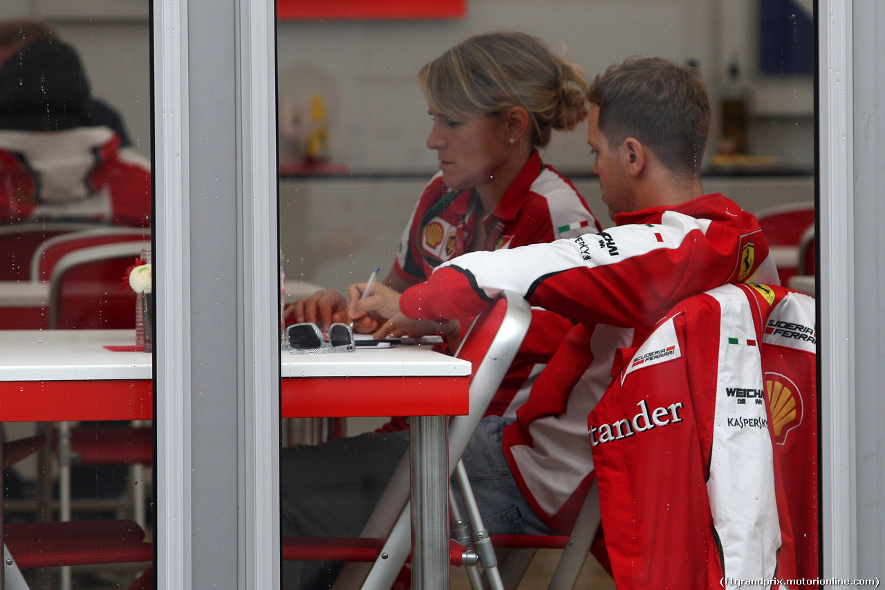 GP GIAPPONE, 24.09.2015 - Sebastian Vettel (GER) Ferrari SF15-T e Britta Roeske (AUT) Ferrari Press Officer.