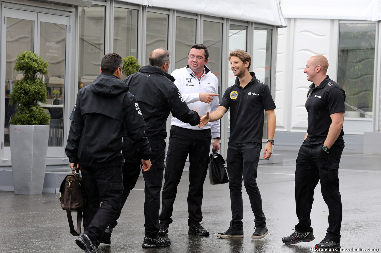 GP GIAPPONE, 24.09.2015 - Eric Boullier (FRA) McLaren Racing Director e Romain Grosjean (FRA) Lotus F1 Team E23