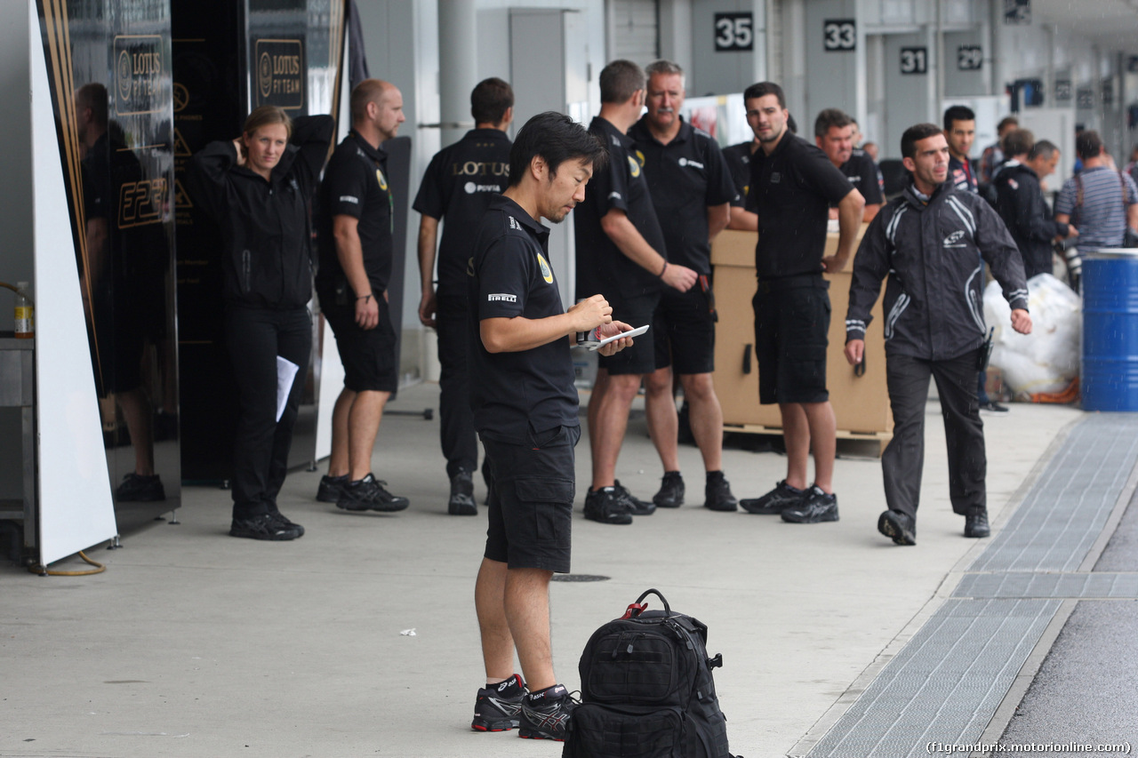 GP GIAPPONE, 24.09.2015 - Lotus F1 Team' members waiting that the team fix the economic problem to partenza work